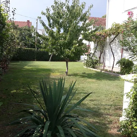 Guest house Aparmani Karolina *